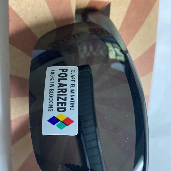 Polarized sunglasses - Picture 3 of 5